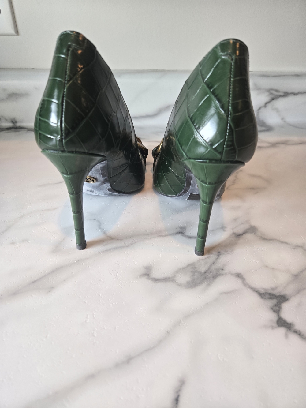 Michael Kors Green Croc-Embossed Pointed Pumps with Gold Chain - Picture 4 of 4
